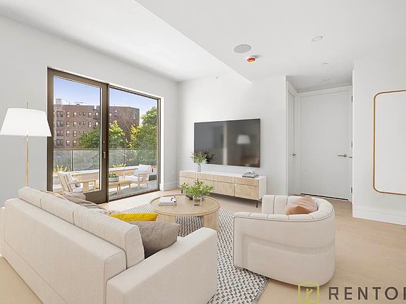 3rd image of 960 Franklin Ave #746