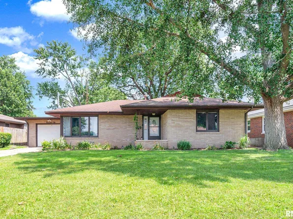 1410 N 4th St, Pekin, IL 61554