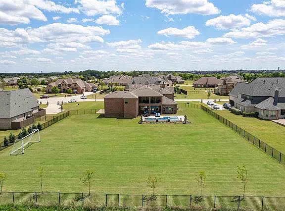 3rd image of 6801 Havenhurst Ct