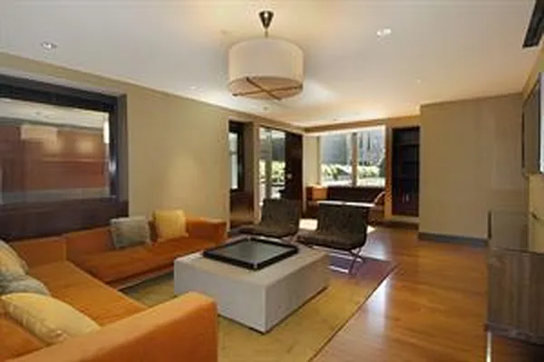 Rented by R New York | media 28