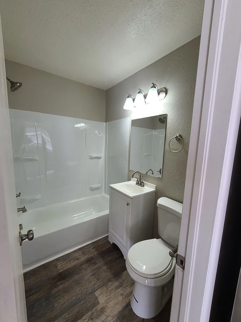 Recently Renovated Apartments, Featuring Modern Finishes, Stainless Appliances, Garage Space and ... — Photo 2