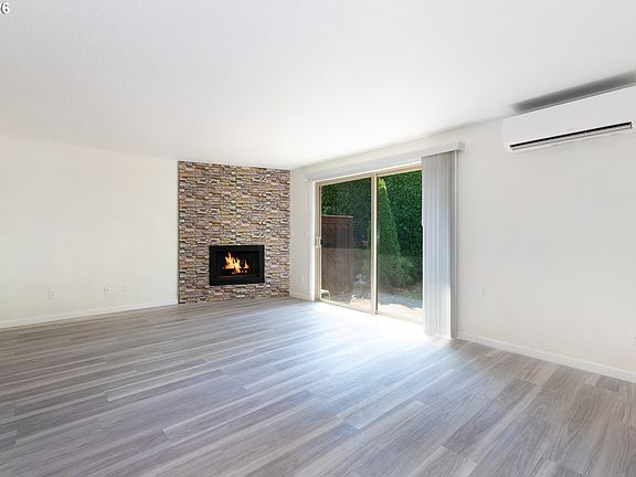 4th image of 3116 SE Chestnut St