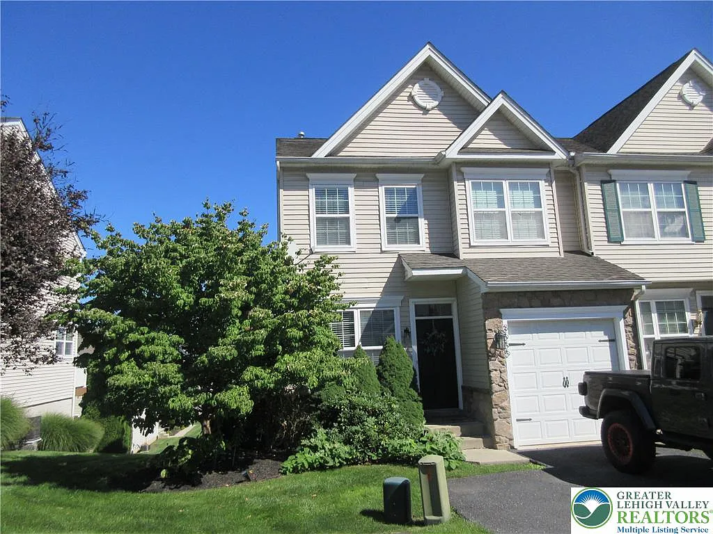 3 bed, 2.5 bath, 2523 sqft, $2,500 — Photo 3