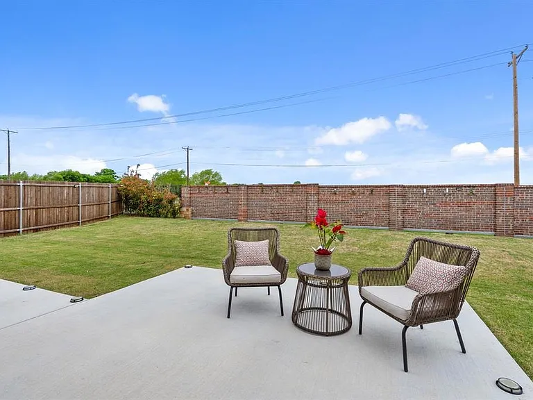 671 Farmstead Dr — Photo 6