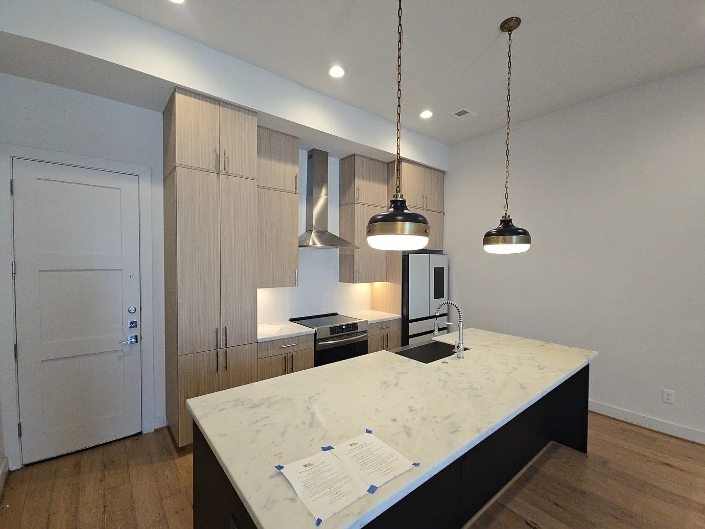 2414 Gray St - Ask about our No Cash Security Deposit Option — Photo 2