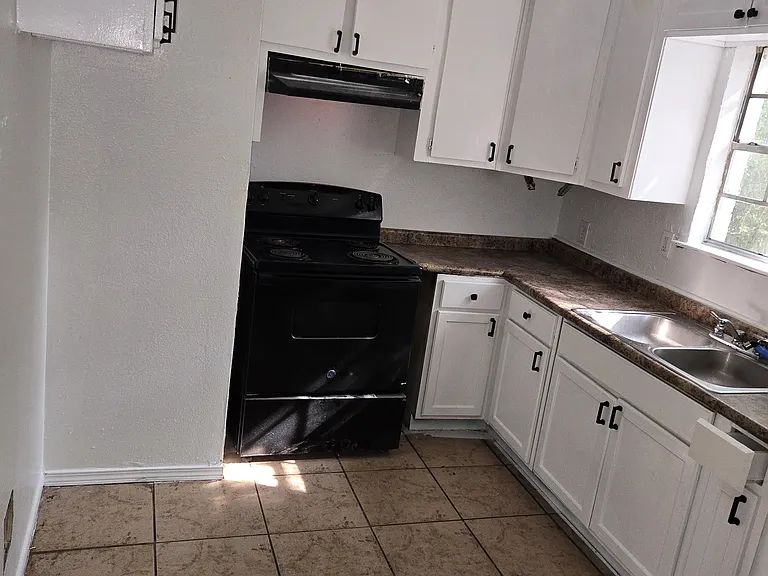 1211 Satchel St — Photo 7