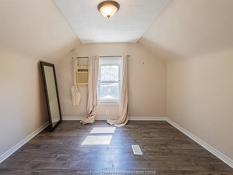 1630 Marentette Ave — Photo 14