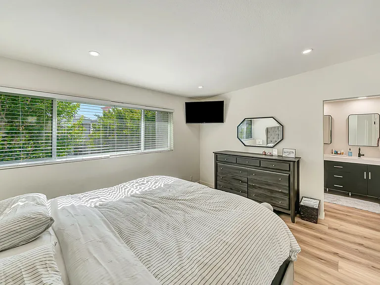 10231 Independence Ave — Photo 33