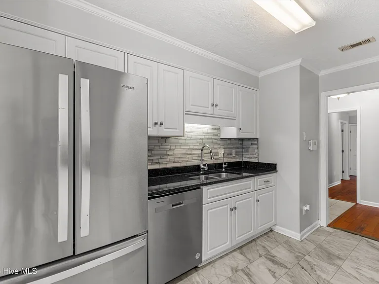 546 Jackson St — Photo 18