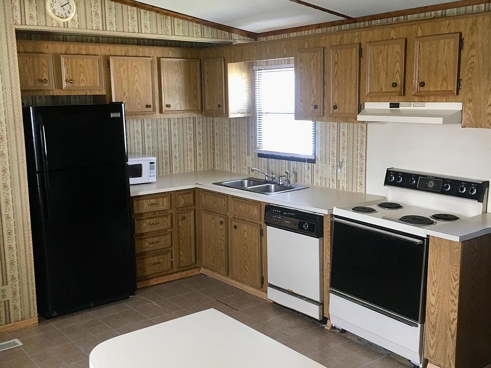Kitchen comes with appliances 