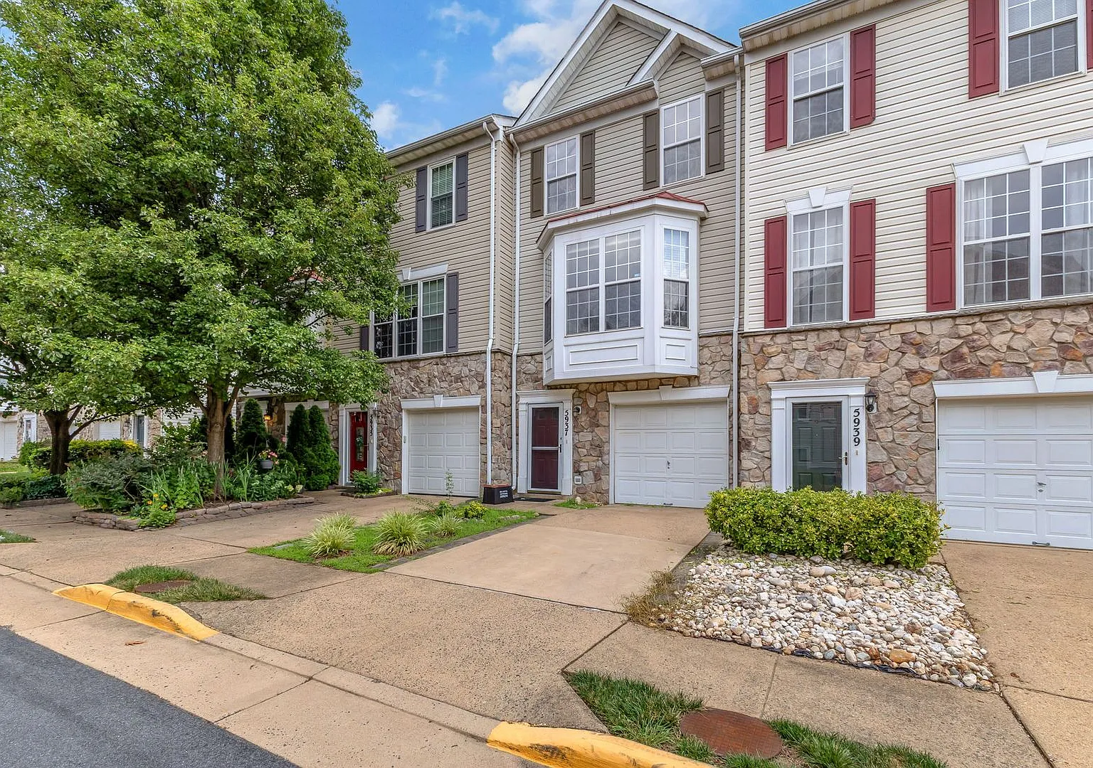 Dream Townhome in Kingstowne Updated Elegance with Flexible Living Space — Photo 3
