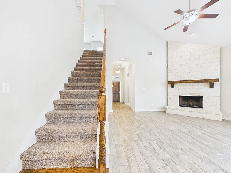 105 Auburn Cv — Photo 33