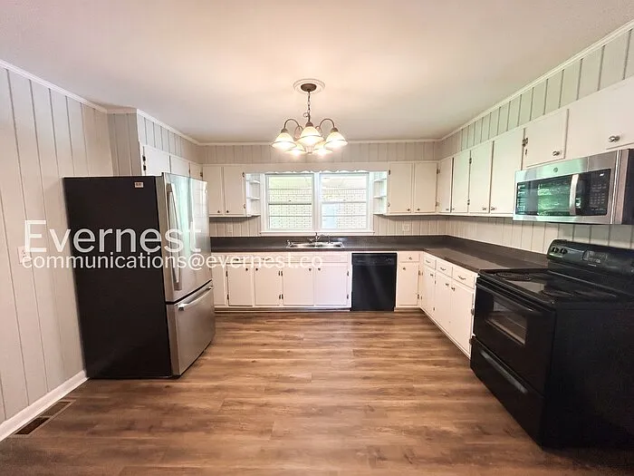 711 Elliott Dr — Photo 3