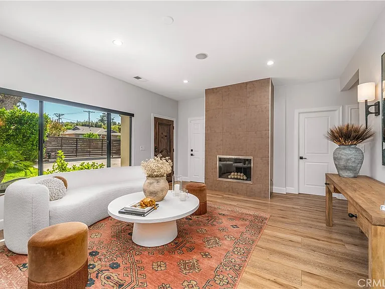 21327 Providencia St — Photo 27