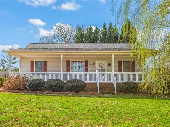 8446 Reid Farm Rd, Walnut Cove, NC 27052