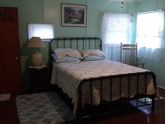 5th image of 1032 N Elm St