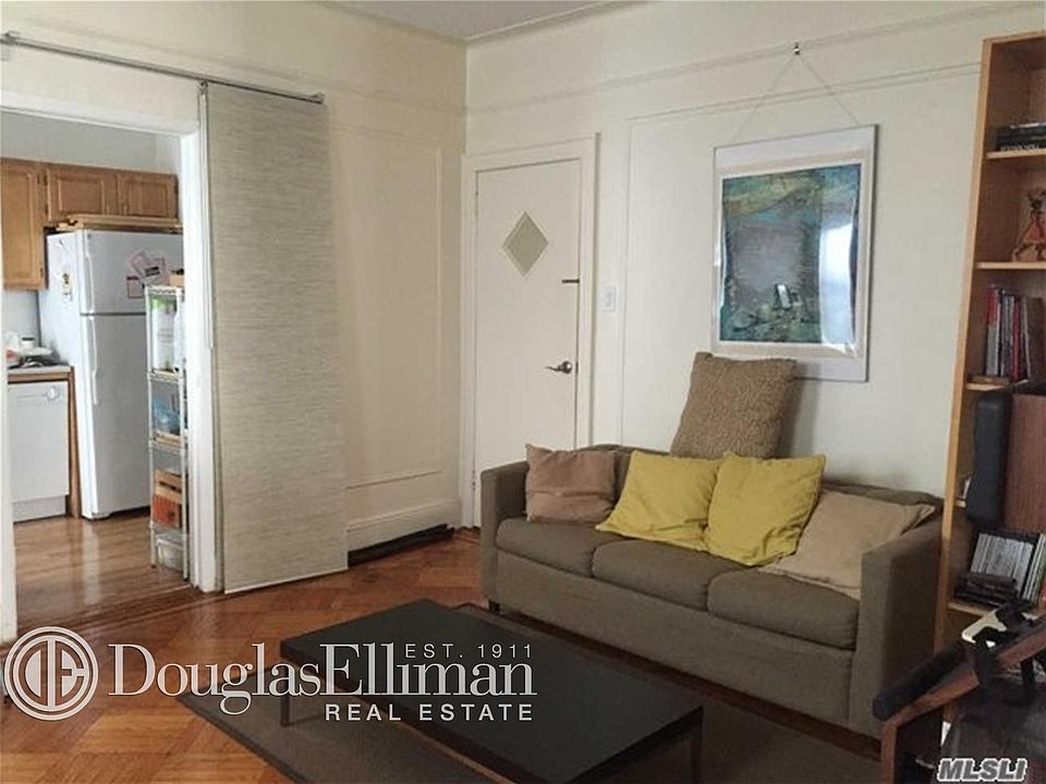 2nd image of 2342 Crescent St #2