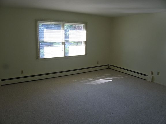 4th image of 19 Tulip Hill Ln