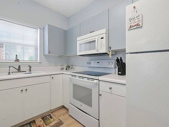 5th image of 3923 Gladiola Ct. #204