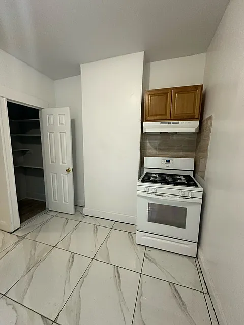 Building Photo - 34 Van Cortlandt Park Ave #2L