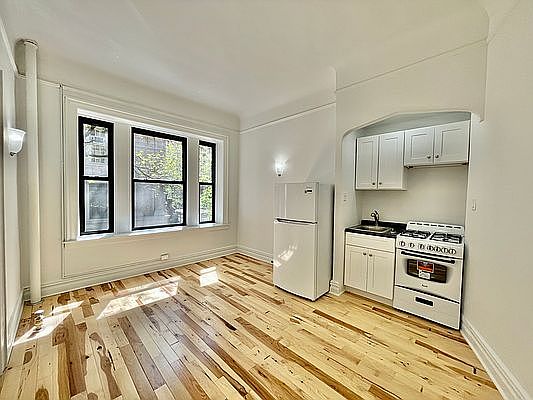 1st image of 125 E 17th St #26