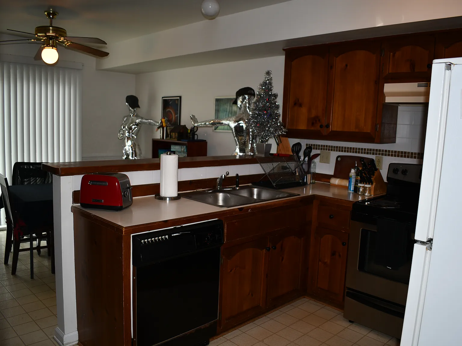 3 bed, 1.5 bath, 1344 sqft, $2,050 — Photo 4