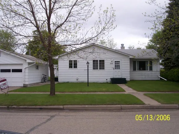 504 Windom St, Drayton, ND 58225