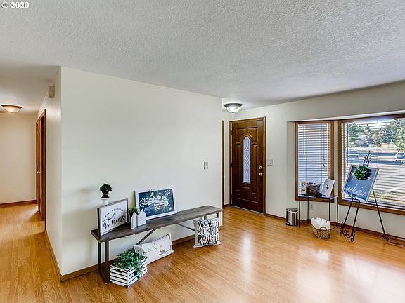 4th image of 12930 SW Laurmont Dr