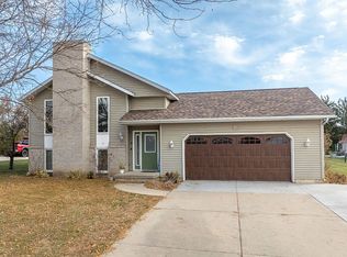 355 Wolf Valley Rd, Hiawatha, IA 52233