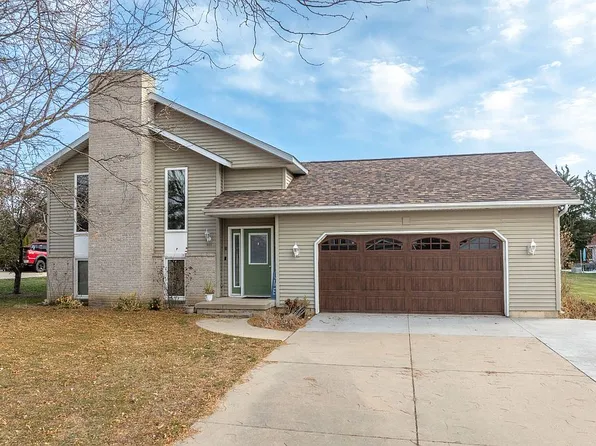 355 Wolf Valley Rd, Hiawatha, IA 52233