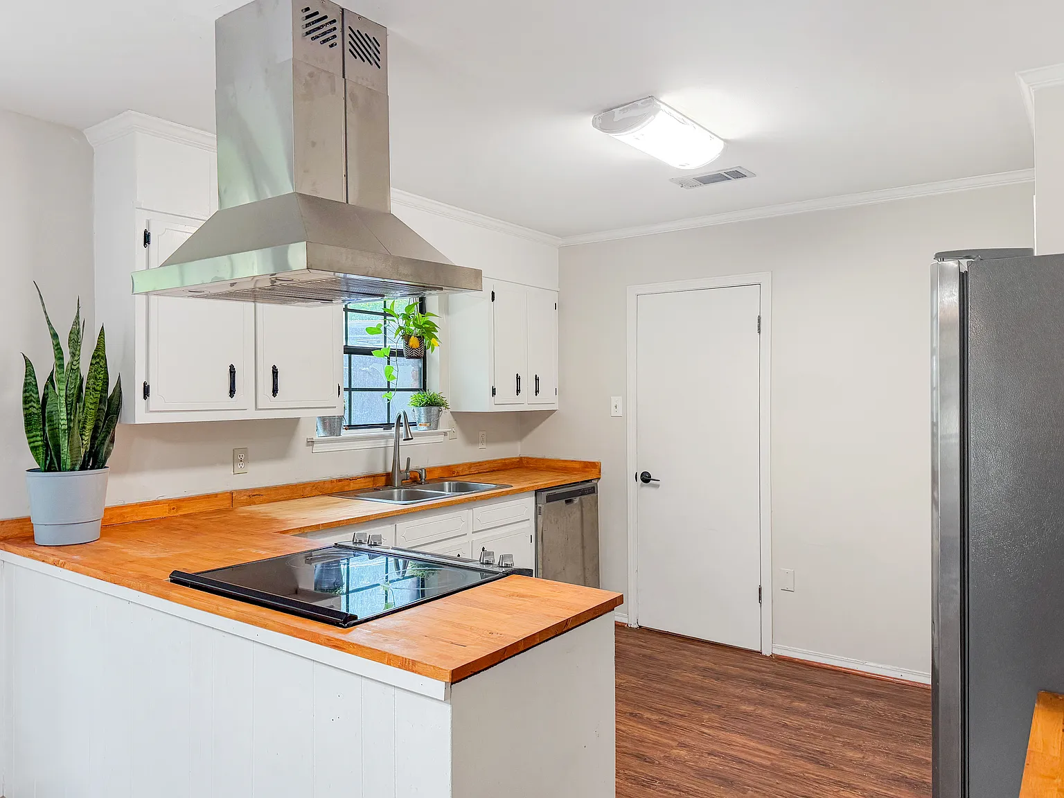 4 bed, 1970 sqft, $1,975 — Photo 3