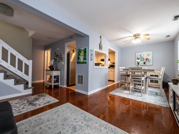 43 Meadow Pond Dr APT M, Leominster, MA 01453