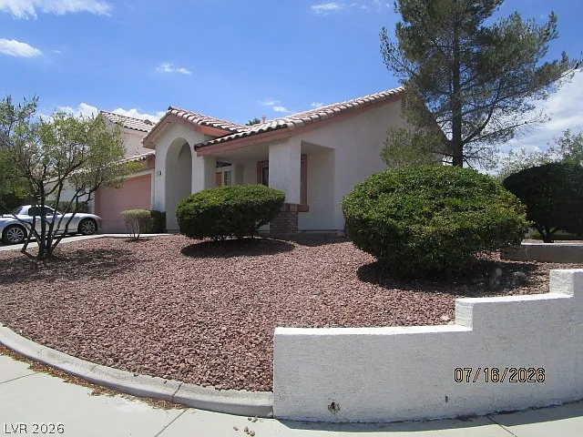 3 bed, 2.0 bath, 1838 sqft, $2,165 — Photo 2