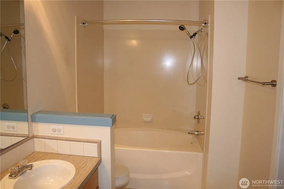 3 bed, 1160 sqft, $2,395 — Photo 4
