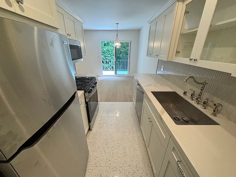 Primrose Ave — Photo 9