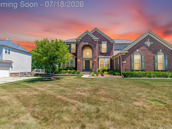 6423 Moonstone Dr, Grand Blanc, MI 48439