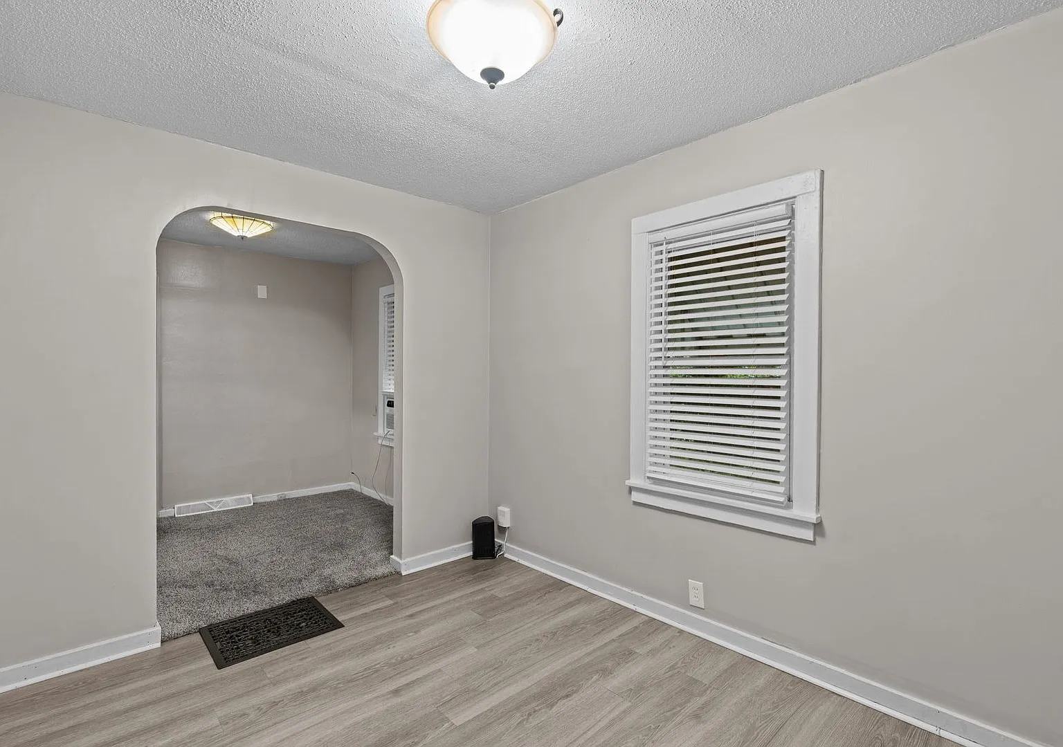 Single family family home on large lot — Photo 3
