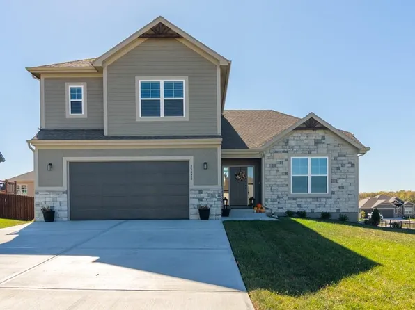 15623 Lakeside Dr, Basehor, KS 66007