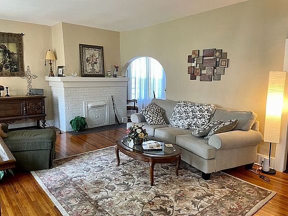 5th image of 216 W Jennings St