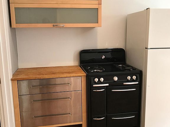 5th image of 221 Columbia Pl