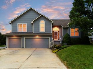 2301 SW Tracker Ln, Lees Summit, MO 64082