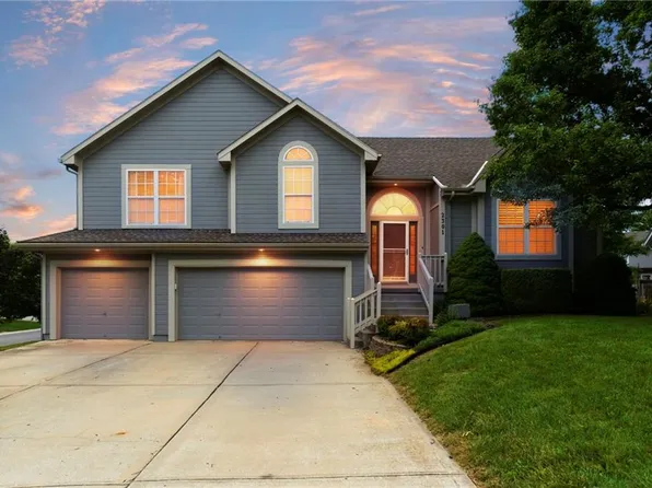 2301 SW Tracker Ln, Lees Summit, MO 64082
