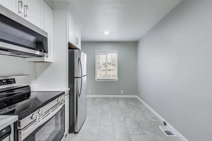 Beautiful 3 Bedroom with Renovated Kitchen — Photo 2