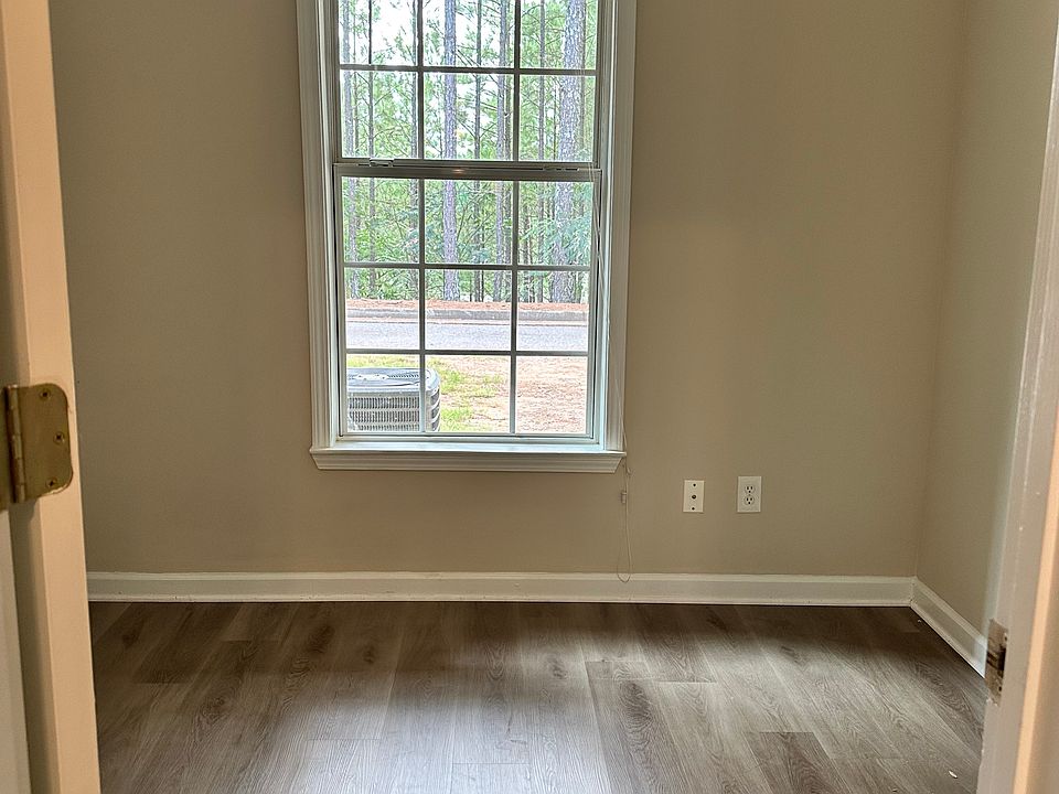 Small storage or office room, first floor
