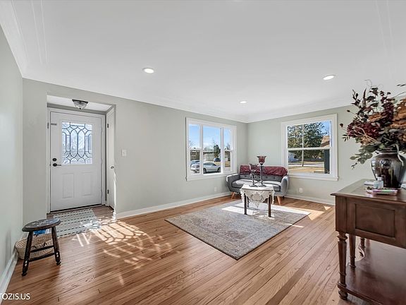 3rd image of 112 Pearl St