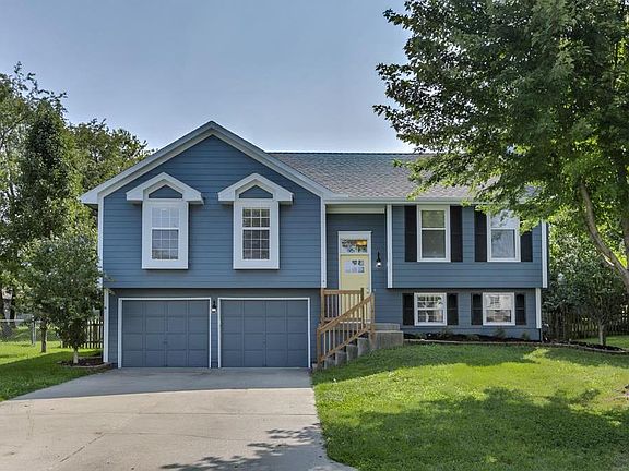 2nd image of 1027 SW Twin Creek Dr