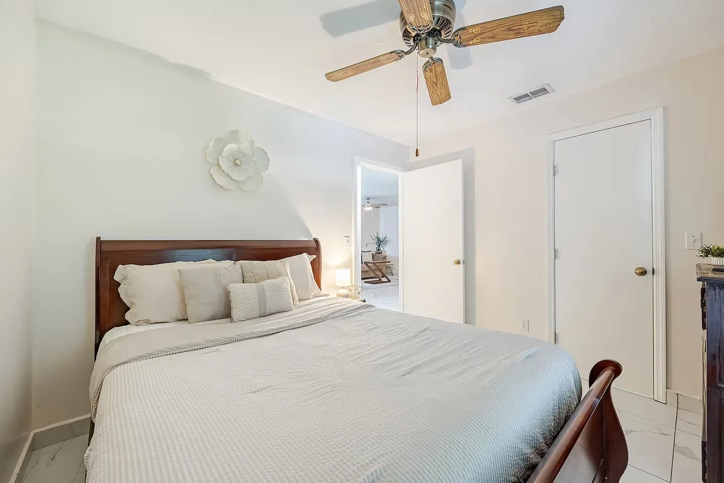 2 bed, 800 sqft, $2,000 — Photo 3