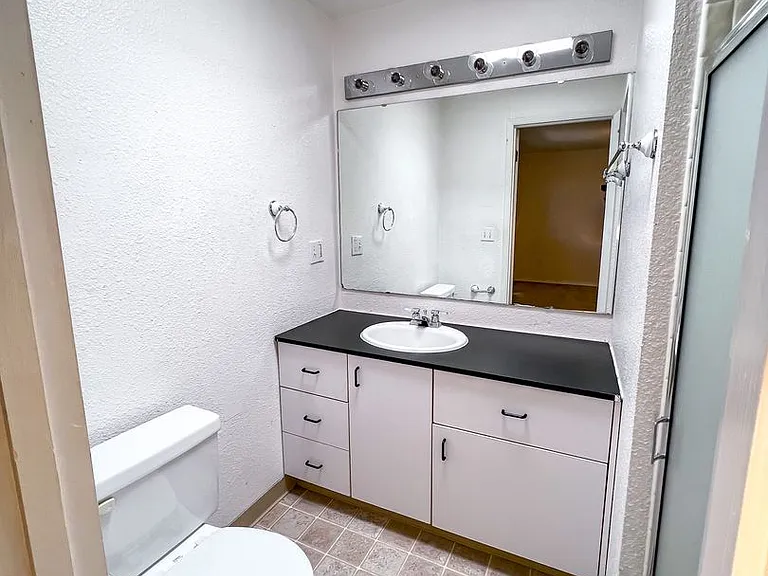 Annaron Apartments — Photo 39