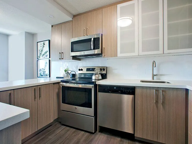 2575 Danforth Ave — Photo 25
