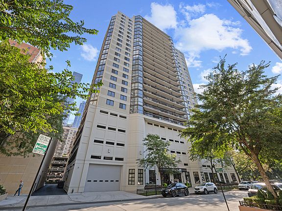 2nd image of 33 W Delaware Pl APT 20G